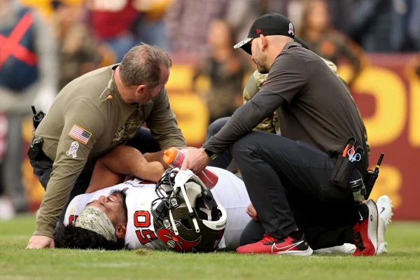 Jogador é atingido por capacete e perde dente na NFL: veja o lance
