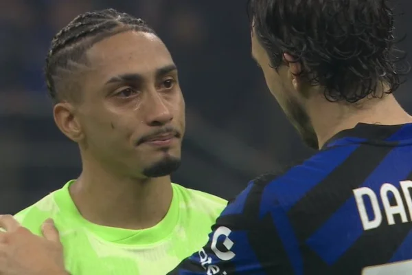 Imagem colorida do atacante Raphinha após eliminação na Champions