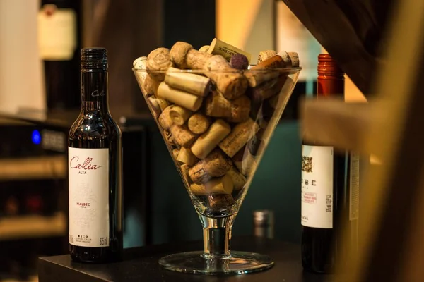 Vinho com rolha de cortiça é melhor? Sommelier desmente o mito