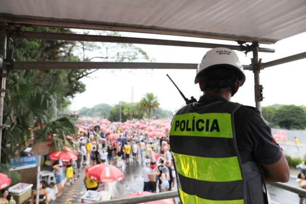 Imagem colorida mostra policial militar (PM) fazendo segurança durante um dia de Carnaval em São Paulo - Metrópoles