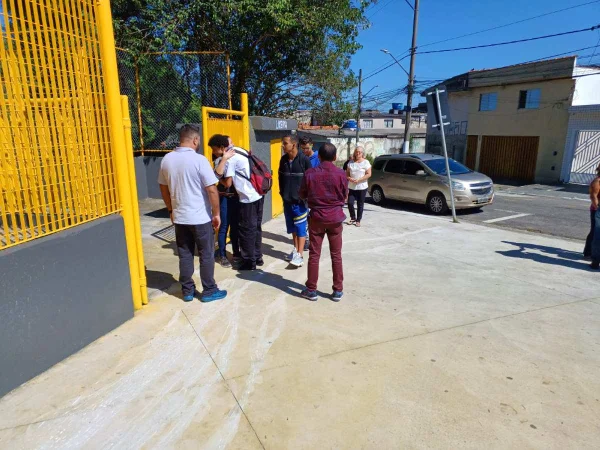 foto colorida de movimento de alunos em frente à Escola Estadual Sapopemba, na zona leste, no retorno às aulas duas semanas após ataque que deixou aluna morta - Metrópoles