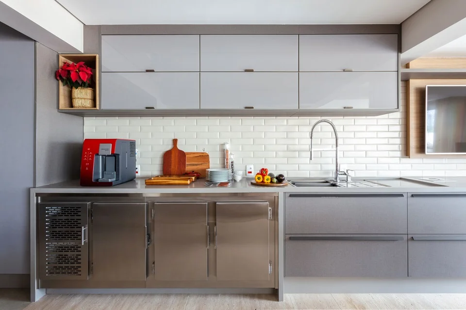 A decoração da cozinha segue a linha minimalista, apostando no cinza para manter o cômodo amplo A decoração da cozinha segue a linha minimalista, apostando no cinza para manter o cômodo amplo