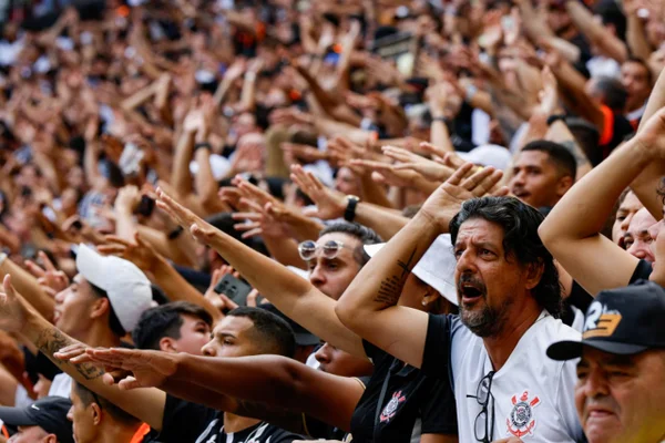 Supercopa: torcida do Corinthians apresenta mosaico antes do jogo