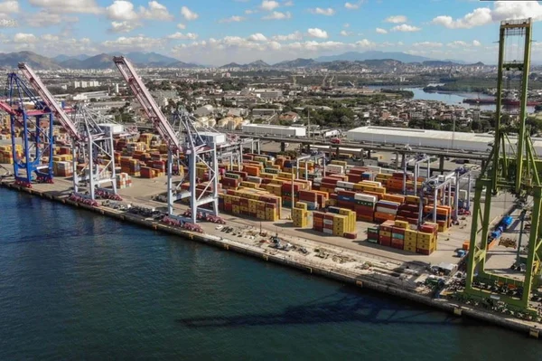 Porto de Santos lotado de contêineres - Metrópoles