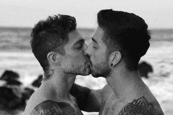Ex-galã de Malhação declara amor ao namorado e fãs elogiam: “Lindos”