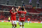 Jogadores do Internacional comemoram gol em jogo do Brasileirão. Jogadores do Internacional comemoram gol em jogo do Brasileirão.