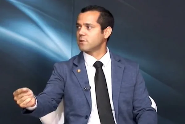 Veja quem é o delegado de SP que investiga Bolsonaro no caso das joias