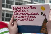 Manifestantes levaram cartazes para o ato Manifestantes levaram cartazes para o ato