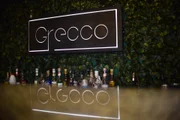 Os traços do restaurante são discretos e despojados Os traços do restaurante são discretos e despojados