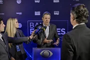 Haddad fala com jornalistas antes do debate na Band