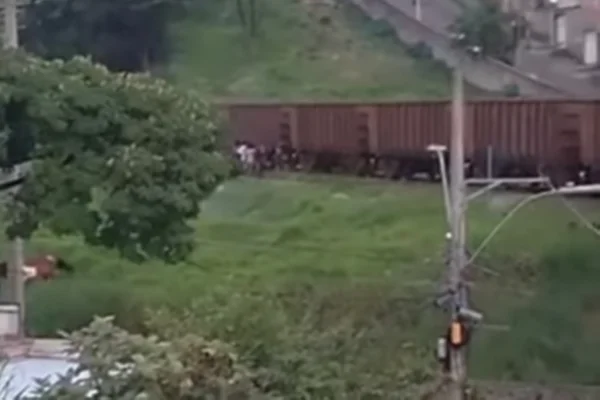 Vídeo mostra a população tentando socorrer a vítima após o acidente