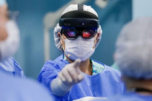 Foto mostra a médica Paula Ugalde realizando no DF recebe 1º cirurgia com óculos de realidade virtual do Brasil