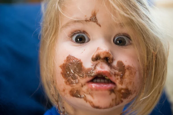 Criança comendo chocolate