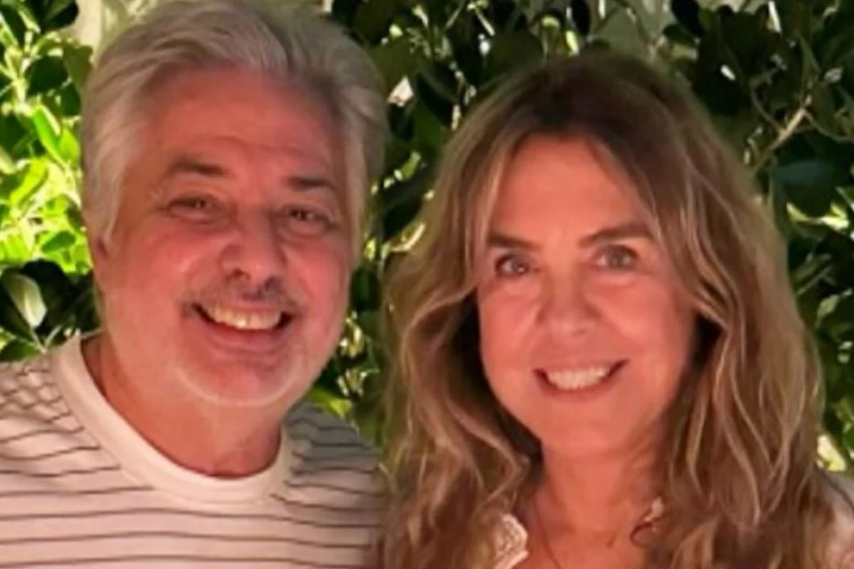 Roberto de Carvalho, viúvo de Rita Lee posa sorridente ao lado da nova namorada, Lilibeth Monteiro Roberto de Carvalho, viúvo de Rita Lee posa sorridente ao lado da nova namorada, Lilibeth Monteiro