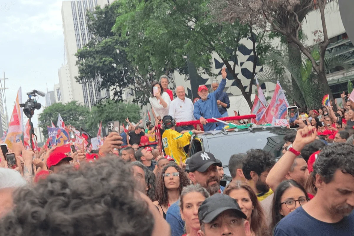 Lula sobe em caçamba e abandona trio elétrico no último ato de campanha na Avenida Paulista. Lula sobe em caçamba e abandona trio elétrico no último ato de campanha na Avenida Paulista.