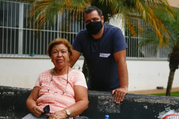 Aparecida Hilário e Gustavo Hilário, tia e sobrinho de Sueli Hilário, 68 anos, que sobreviveu ao acidente de ônibus em Aparecida de Goiânia