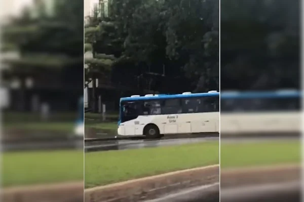 Vídeo: ônibus derrapa na pista molhada e fica atravessado no Eixinho
