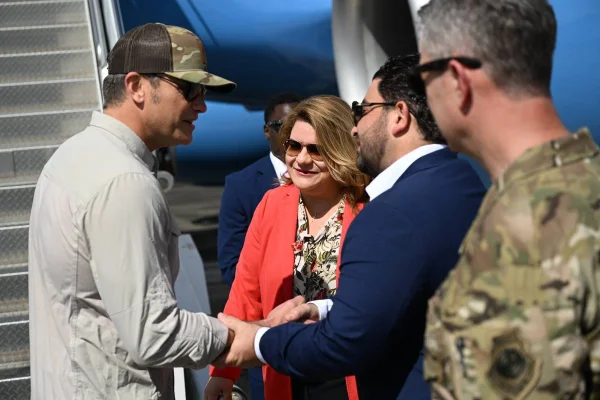 Imagem colorida mostra Pete Hegseth, chefe do Pentágono dos EUA