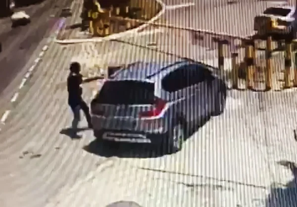 Momento em que Carlos Eduardo é atingido, na Vila Kosmos