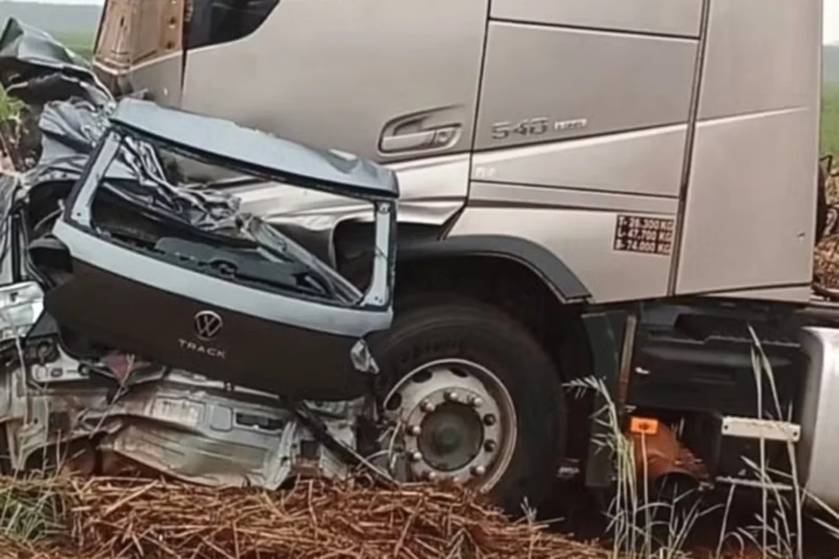 Carro em que estavam os três DJs ficou destruído após a colisão frontal com uma carreta na rodovia MT-249, em Mato Grosso Carro em que estavam os três DJs ficou destruído após a colisão frontal com uma carreta na rodovia MT-249, em Mato Grosso