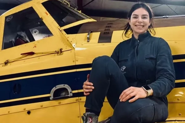 Imagem colorida de piloto agrícola brasileira Juliana Turchetti que morava nos EUA - Metrópoles