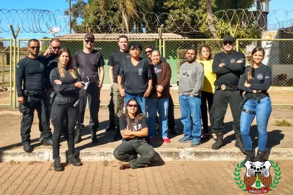 Agentes socioeducativos cruzam os braços após posto da PM ser fechado