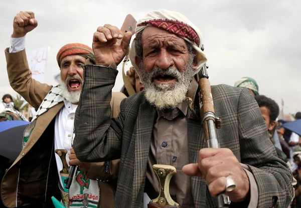 Imagem colorida mostra apoiador dos Houthis, no Iêmen - Metrópoles