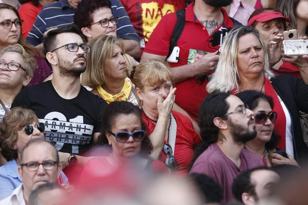 Militantes do PT começam a chegar ao aeroporto de Congonhas