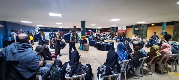 Após bloqueio de quase 4h, afegãos são autorizados a entrar em Praia Grande