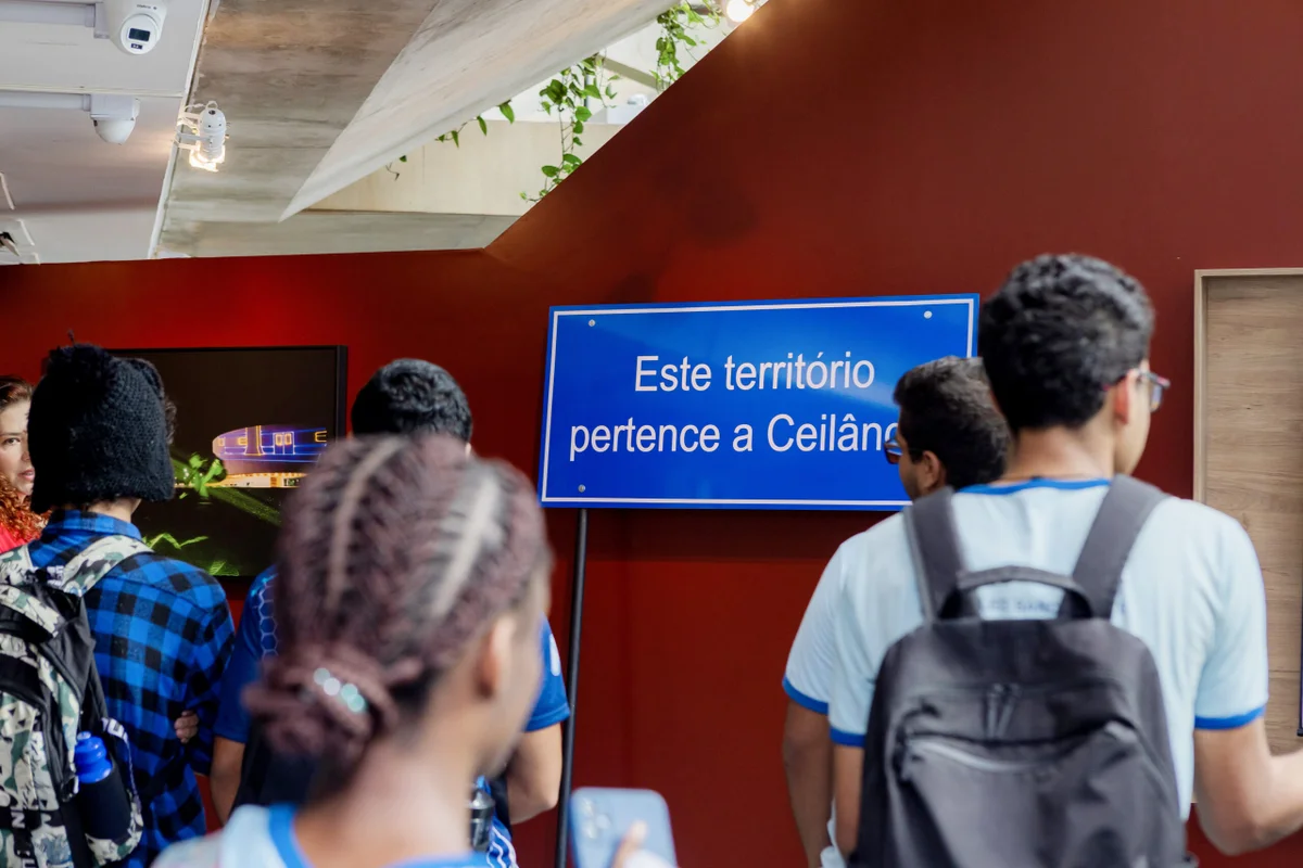 Estudantes da rede pública visitam a Exposição Constelações Contemporâneas da Cena artística de Brasíia Estudantes da rede pública visitam a Exposição Constelações Contemporâneas da Cena artística de Brasíia
