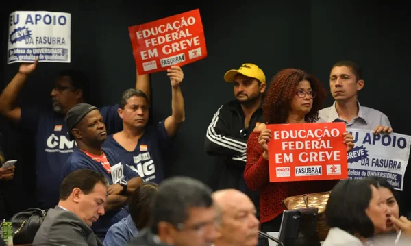 Servidores federais da educação iniciam greve nesta quarta-feira (3/4)