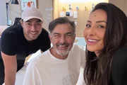 Sabrina Sato ao lado do pai, Omar Rahal, e do irão, Karin Sato