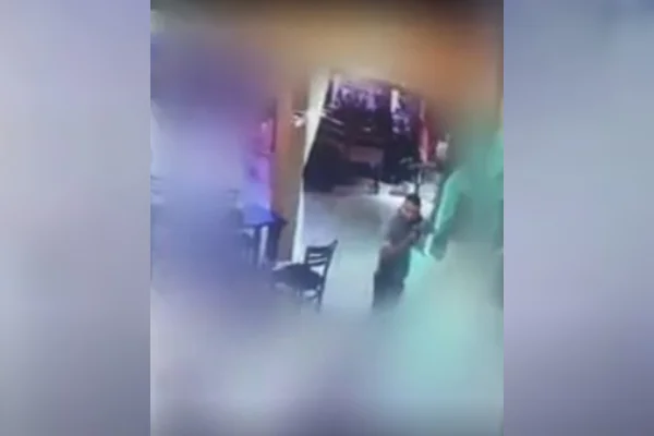 Imagem colorida de homem apontando arma