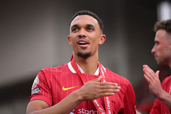 Foto colorida de Alexander-Arnold, do Liverpool - Metrópoles