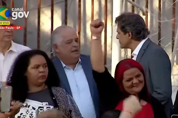 O candidato ao governo de São Paulo, Fernando Haddad (à dir.), e Alessandra Moja (à esq.)