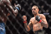 Alex Pereira já foi campeão das categorias médio e meio-pesado no UFC