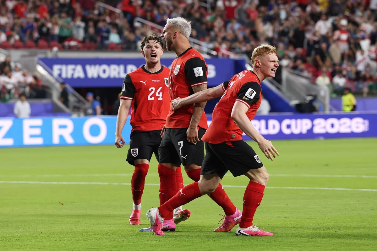 A Áustria voltou à frente do placar aos 31 minutos do segundo tempo, com gol contra do zagueiro Al-Arab A Áustria voltou à frente do placar aos 31 minutos do segundo tempo, com gol contra do zagueiro Al-Arab