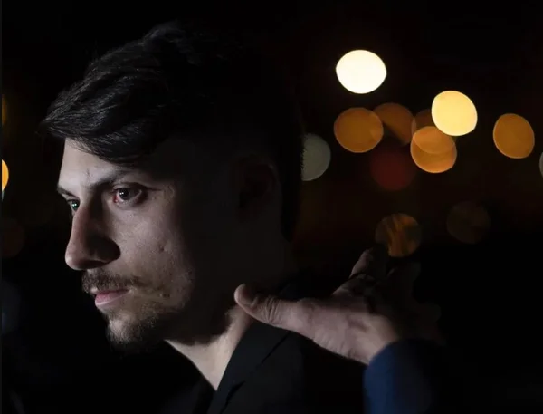 Jair Renan, filho numero 4 de Bolsonaro. Ele tem cabelos e barba pretos - Metrópoles