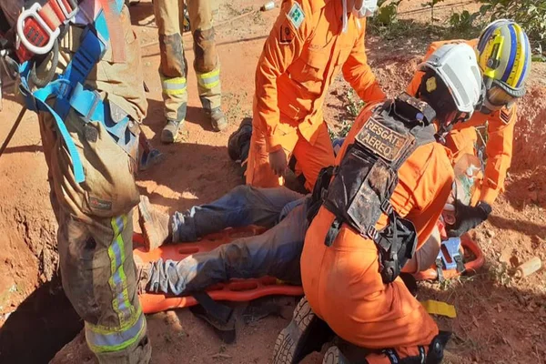 Vídeo: Bombeiros resgatam homem que caiu em poço de 12 metros no DF