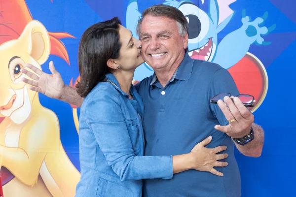 Bolsonaro diz que Michelle quer disputar Senado no DF: “Muita chance”
