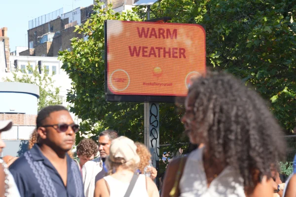 Alerta de temperatura em no Carnaval de Notting Hill, em Londres (Inglaterra)