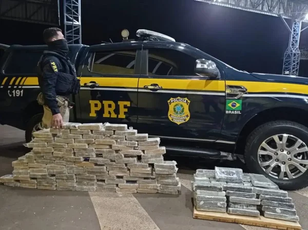 imagem colorida de uma viatura da PRF ao lado de tabletes de cocaína - Metrópoles