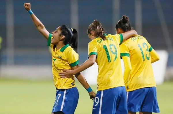 Mulheres relatam histórias de preconceito ao jogarem futebol nas ruas