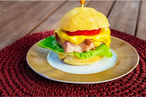 Lanchinho gostoso: aprenda a fazer um hambúrguer de pernil