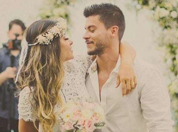 Relembre o casamento surpresa de Maíra Cardi e Arthur Aguiar