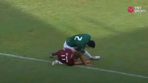 Jogador leva bolada, cai e quebra a perna de adversário. Cenas fortes