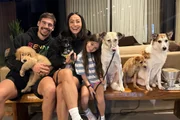 Nicolas Prattes, Sabrina Sato e Zoe posam com os cachorros da família Nicolas Prattes, Sabrina Sato e Zoe posam com os cachorros da família