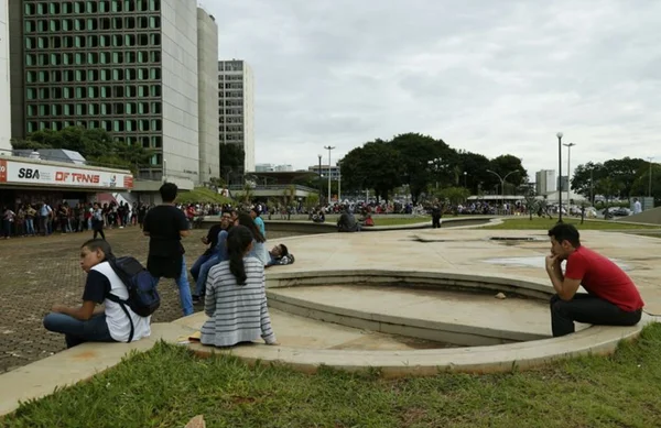 Centenas de alunos enfrentam fila para liberar passe livre estudantil