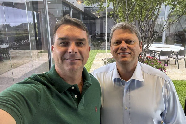 Foto colorida de Flávio Bolsonaro e Tarcísio de Freitas - Metrópoles