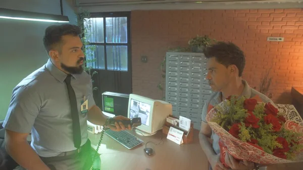 Zezé Di Camargo participa de clipe de Henrique Casttro como ator